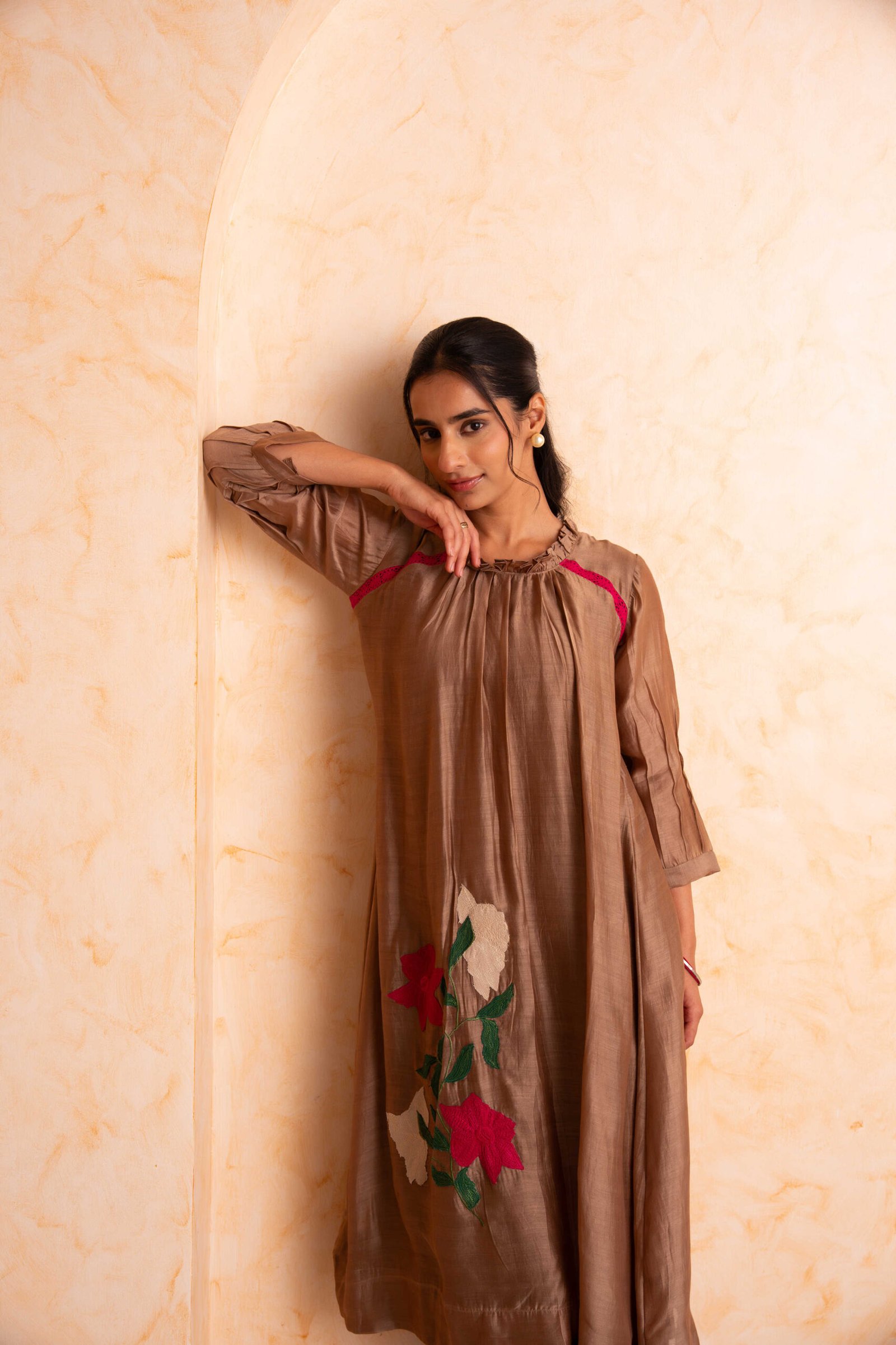 Gulabik Shubha Kurta Pant Set - Beige